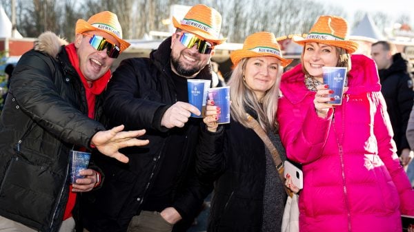 Biathlon auf Schalke Leute die im Winterdorf Bier trinken