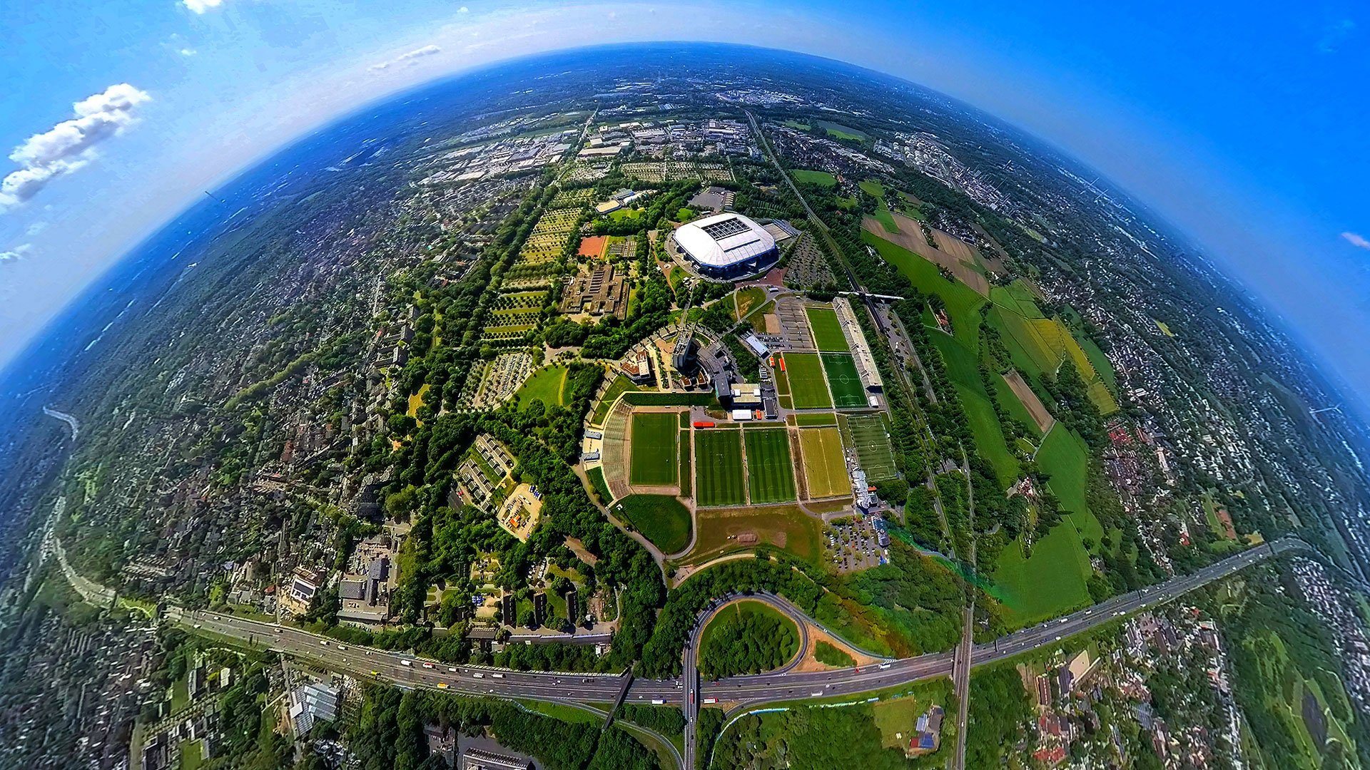 Luftbild der VELTINS-Arena und des Schalker Felds