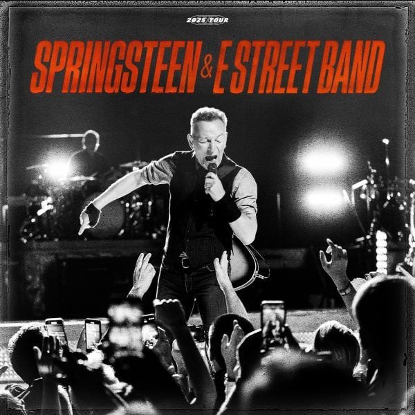 Bild von Bruce Springsteen auf der Bühne mit der E Street Band im Hintergrund