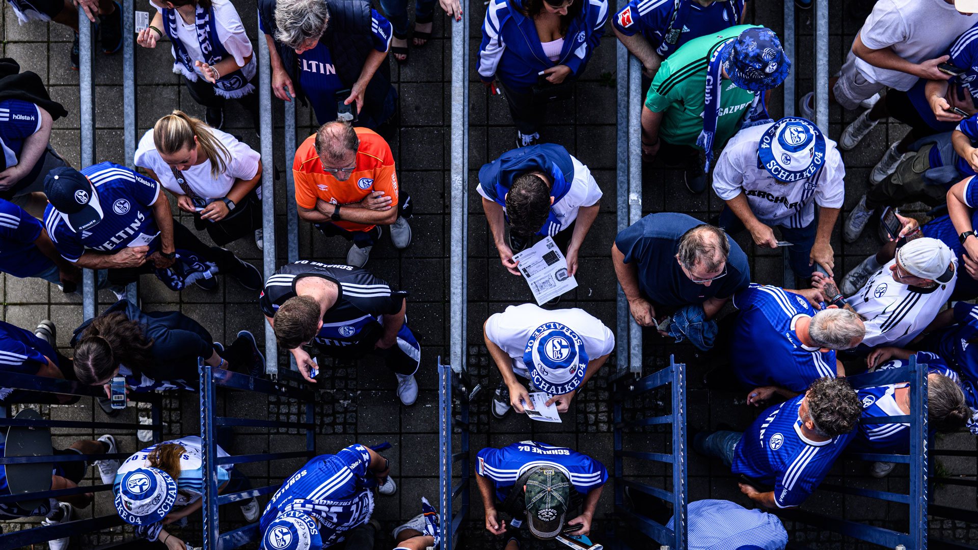 Schalke-Fans am Einlass der VELTINS-Arena