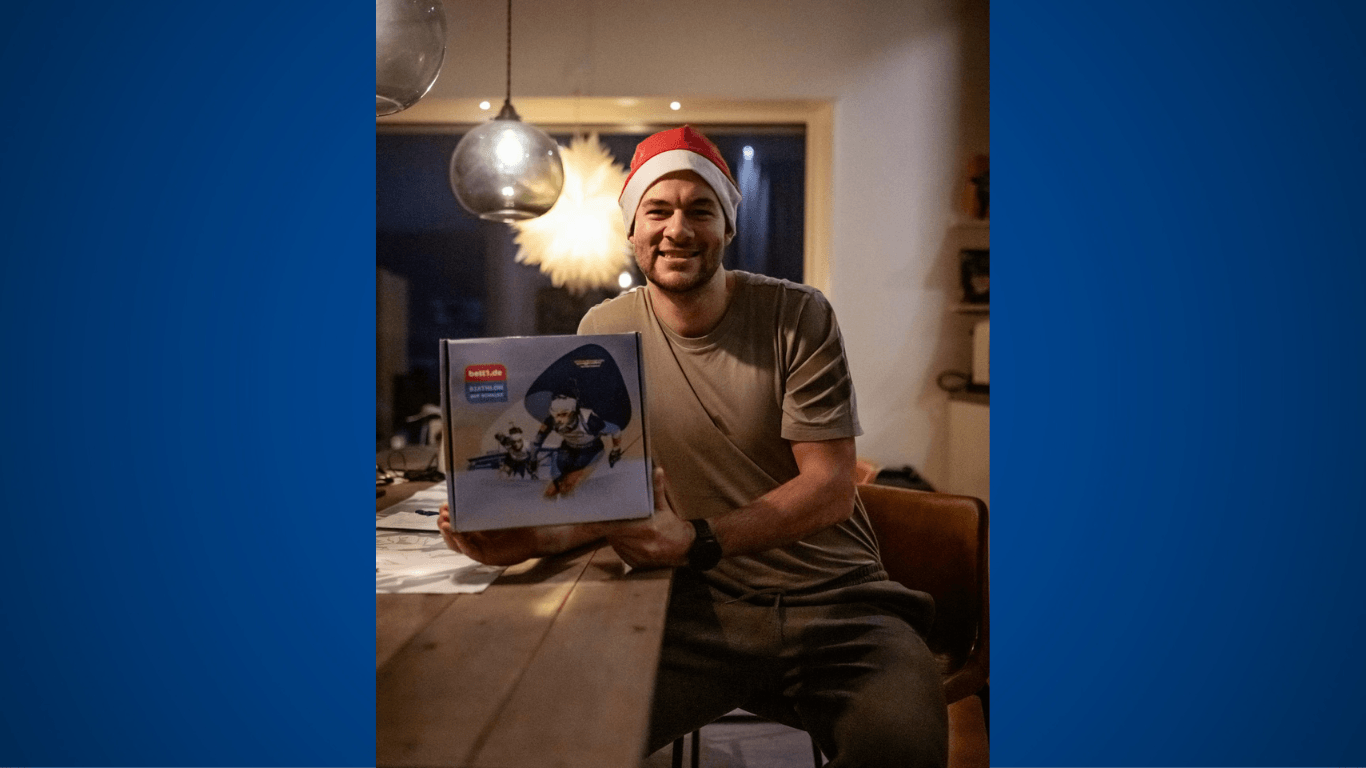 DSV-Biathlet Danilo Riethmüller wirbt für das Nikolaus-Special für den Biathlon auf Schalke.