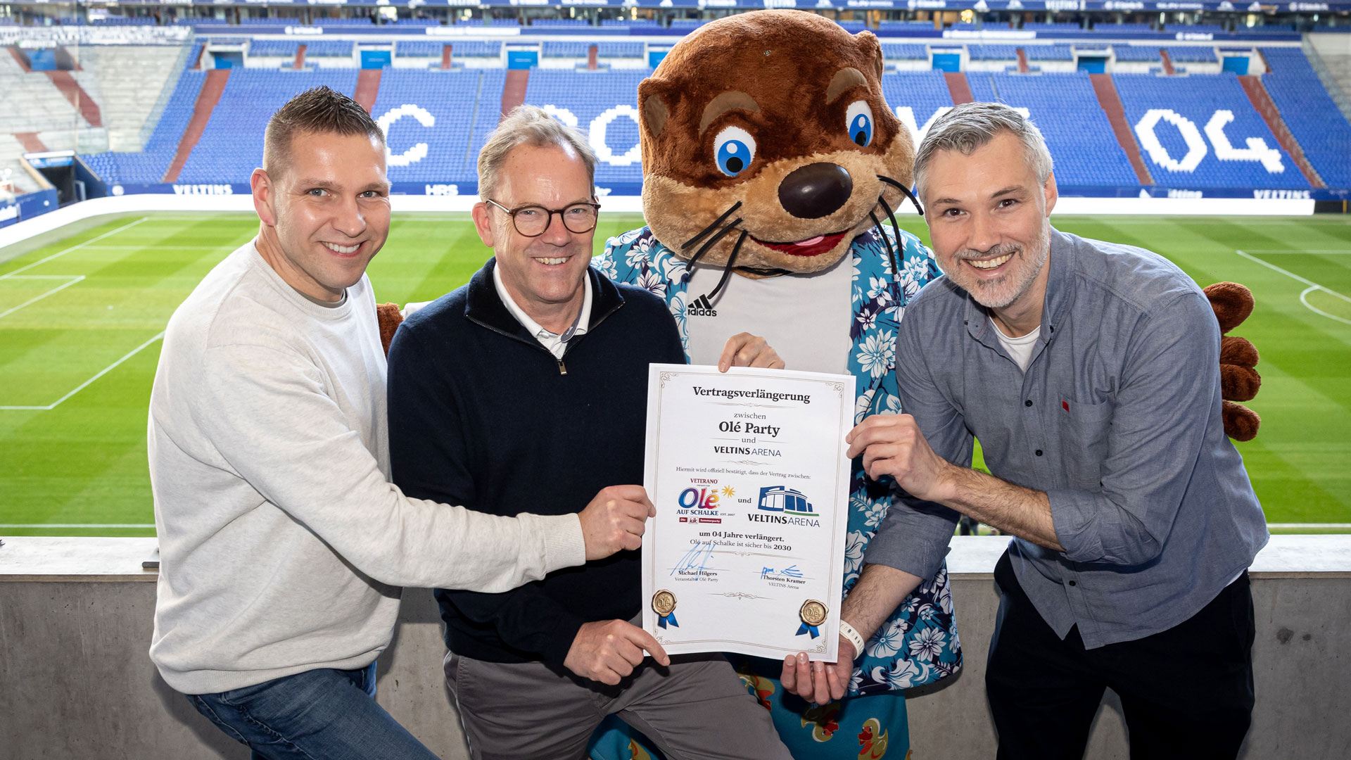 Feierliche Vertragsverlängerung von Olé auf Schalke in der VELTINS-Arena