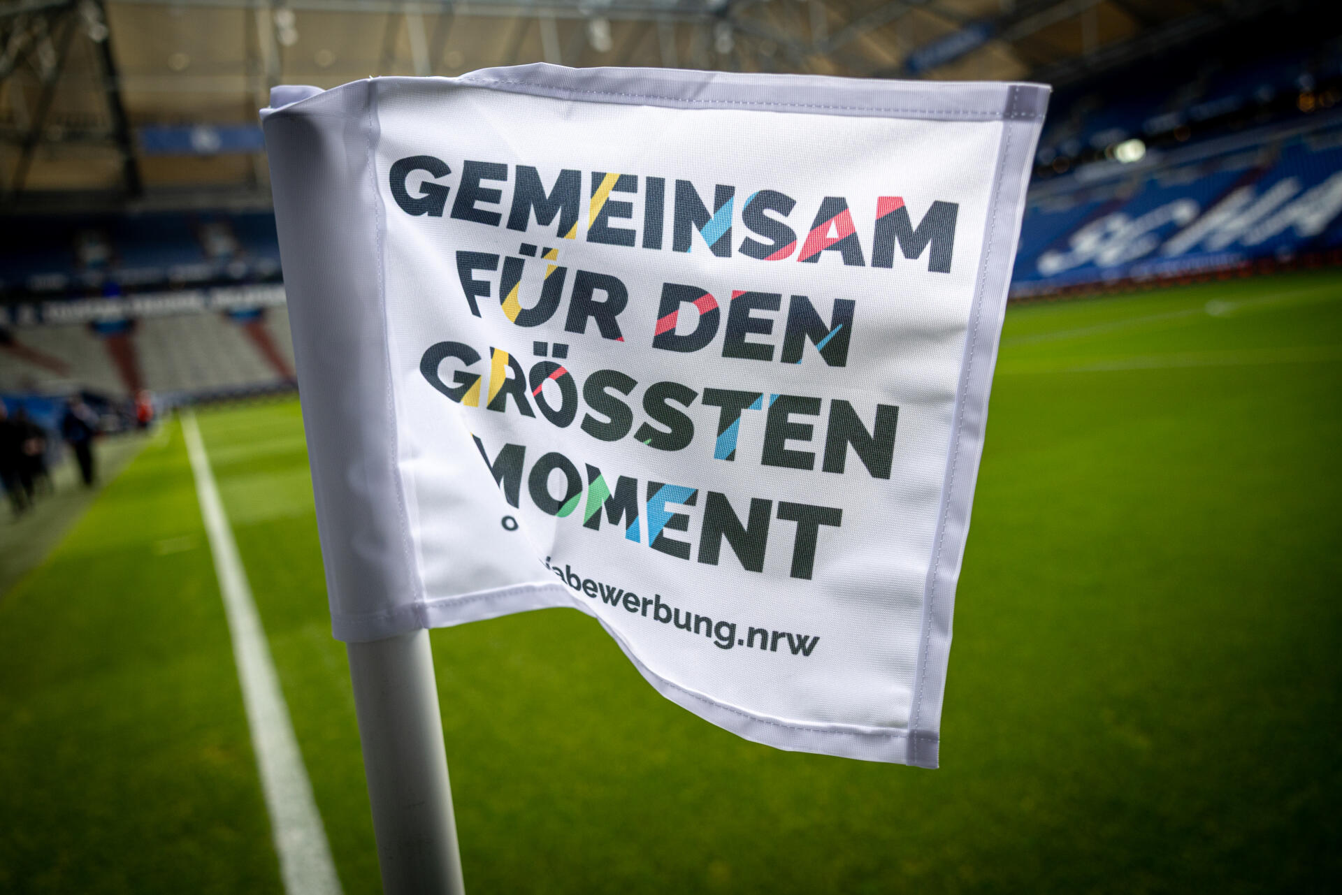 Eckfahne der Olympiabewerbung in der VELTINS-Arena.