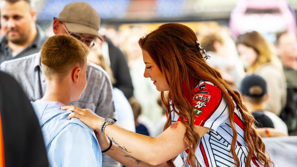 Geneva Keller gibt Autogramme bei Monster Jam auf Schalke.