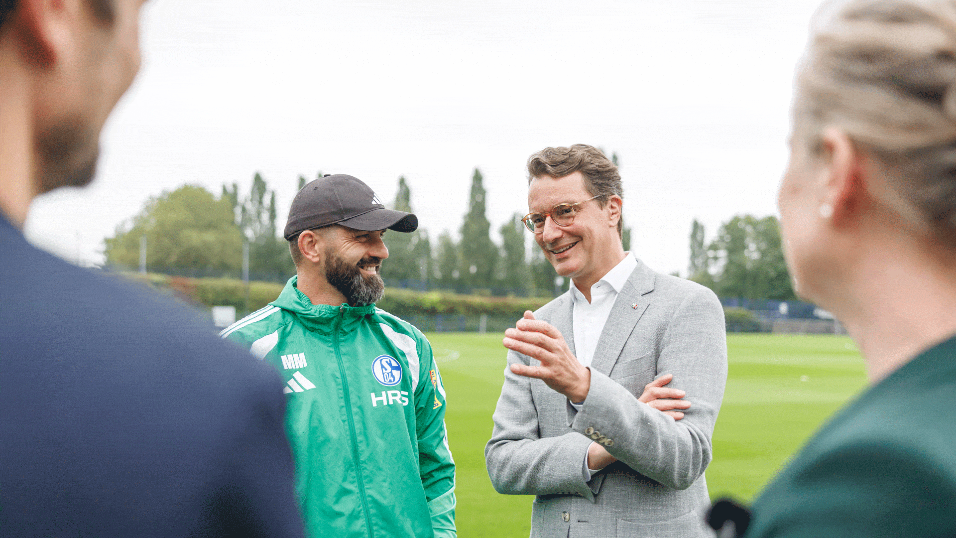 Hendrik Wüst mit Miron Muslic beim Besuch der VELTINS-Arena.